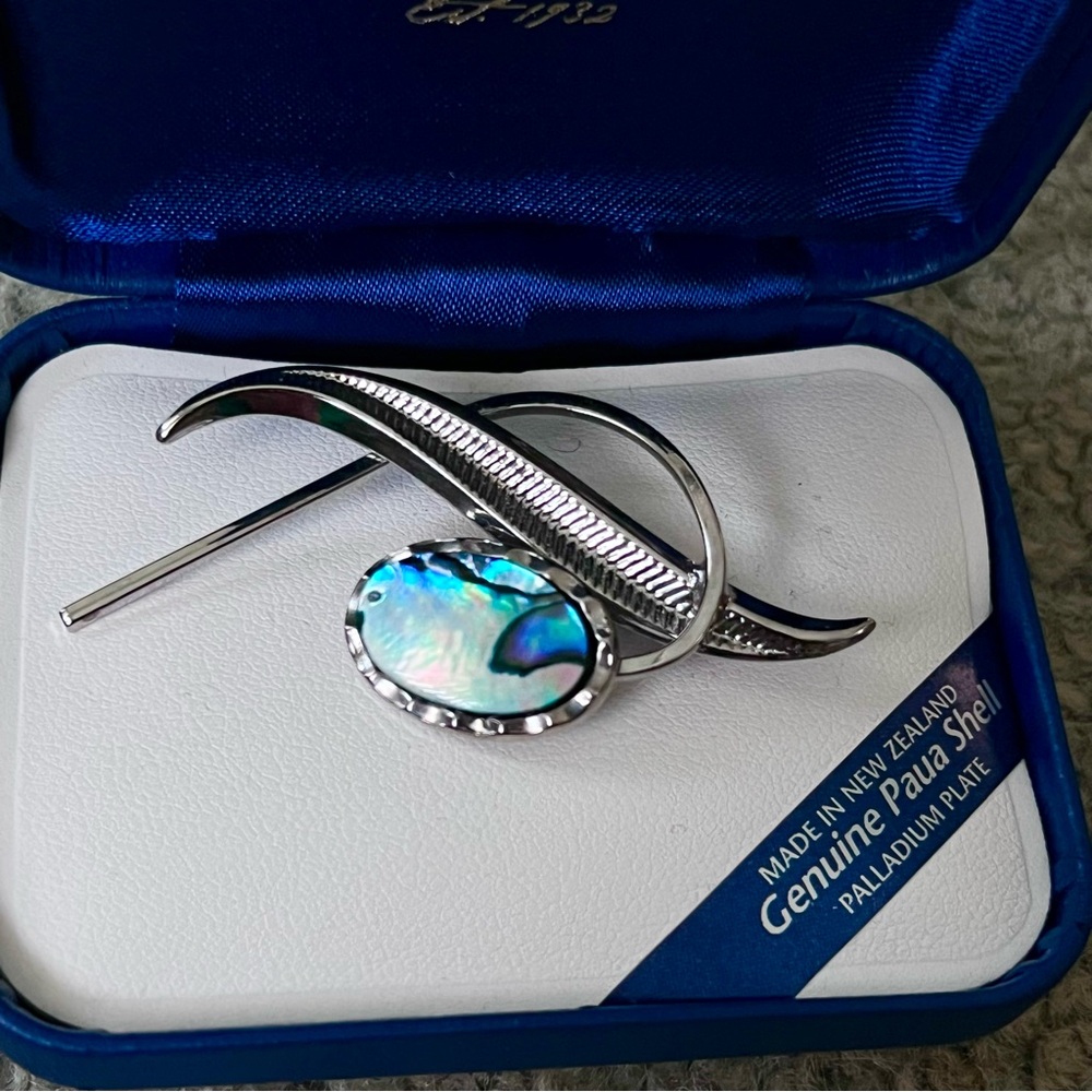 Ariki Woman’s NWT Paua Shell Pin
